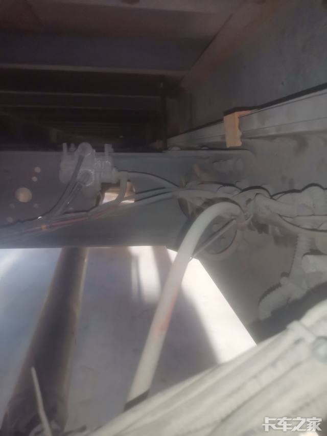 我这六米八汕德卡g5载货，最近一段时间早上启动一会儿后会有哒！的一声，以前是没有的，这声音坐在驾驶室听起来也有些明显，如果是在外头听，大概是底盘中间位置传过来的。
   响完一声后，就不会再出现了，就