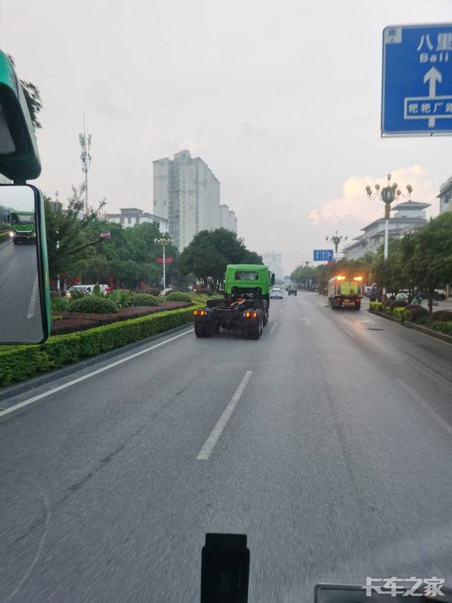 今早路上遇见的宇通电动重卡