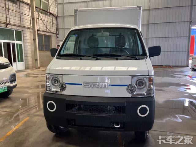 鑫源T1L箱货，新车到店，驾驶方便，先到先得！
1. 外观设计：
- 秉承全新系列车型的外观设计，封闭式的进气格栅中部由蓝色饰条搭配“SRM”logo 贯穿，两侧大灯采用矩阵式设计，下方的黑色包围略显