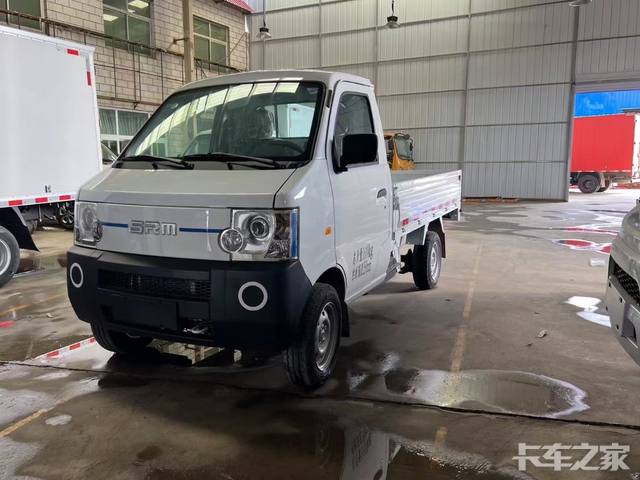 鑫源T1L栏板，新车到店，灵巧简洁，你值得拥有！
- 车身尺寸为 4250×1500×1820mm，属于轻型卡车，采用 2 门 2 座设计，车门开启方式为平开门。
- 货箱尺寸为 2430×1380×