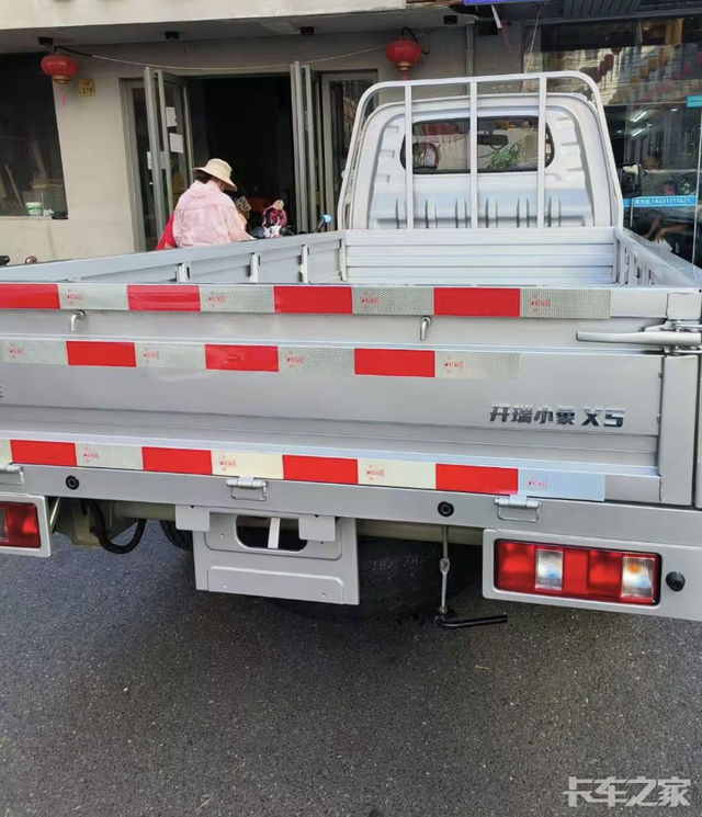     这两年在山西开始做家具门市，门店在山西，但很多柜子、沙发都是在河北进的，基本上一个月就要来来往往去河北拉货10多次，开瑞小象X5刚好满足了我的需求。 

    它是3.2米左右长的货箱，空间