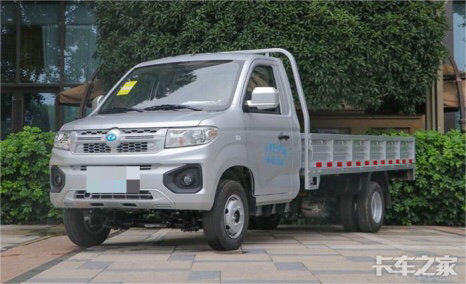 开瑞S卡：乡镇建材商的“运输能手”
我在一个小乡镇做建材，主要是水泥、砖块、涂料等建筑材料的销售和配送。乡镇的路不好走，特别是小村落之间的土路，经常让我们配送的车头大、身子笨，不仅装不下货物，还经常卡