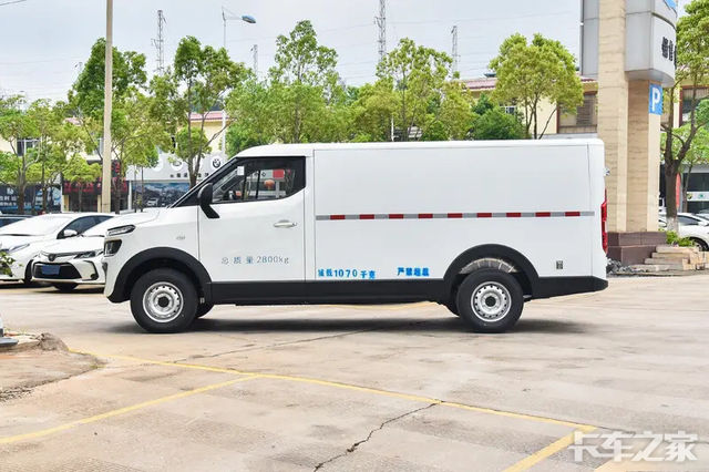 专业搬家车，还得看开瑞海豚
干了五年搬运，最怕客户指着鼻子吼：“你这车是玩具吗？”“冰箱都装不下还接什么单！”以前开二手小货车，货厢挤得要命，啥都放不下还哐哐吃油，跑一趟油费得吃掉一半利润！直到上个月