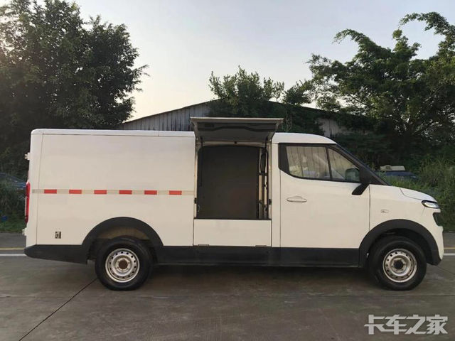 快递人一定要用开瑞海豚！
家人们，我在县城干快递配送好多年了。以前开那辆二手小货车，真的是受够了罪！夏天空调跟摆设似的，热得我直冒汗；货箱又小又窄，快递包裹堆得歪七扭八，动力还差，爬坡的时候车一抽一抽