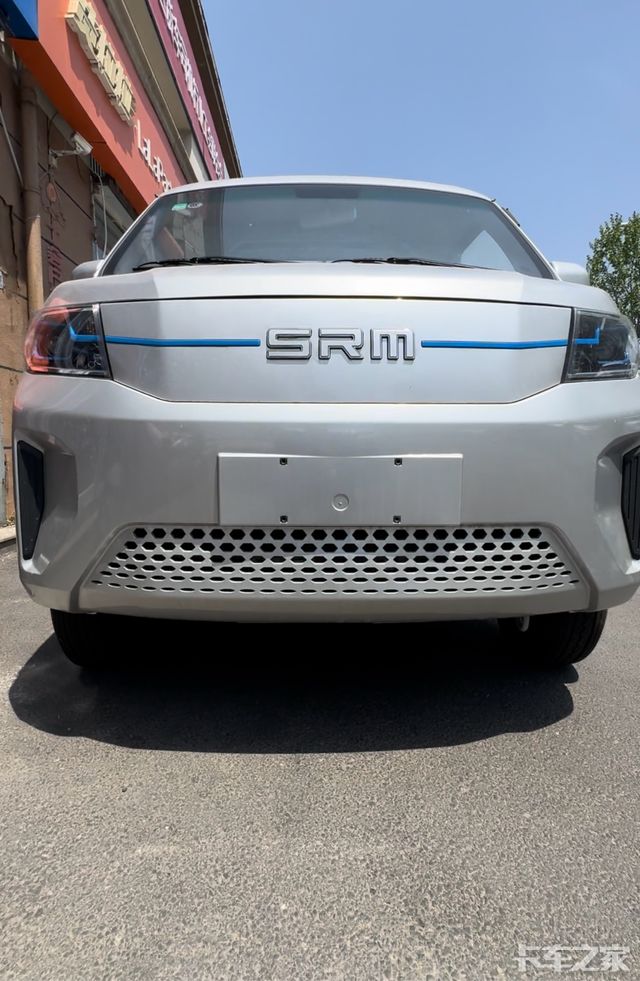 鑫源T3L 搭载宁德时代第三代41.86度电池，续航290公里。
装得多、拉得重、跑得远
额定1.2t最大1.5t。机械防护性强：IP68防护；自带“底盘装甲”
不惧15mm以下碎石。同级功能最丰富全