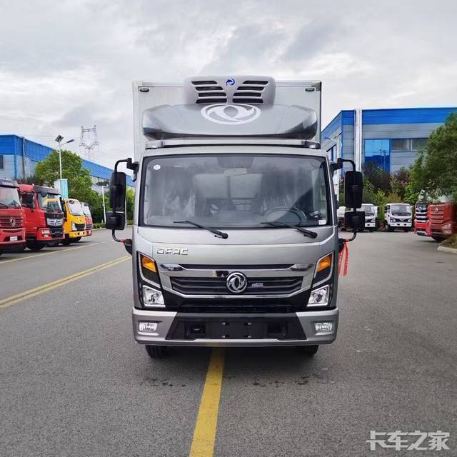 4.2米东风星云高端蓝牌冷藏车
产品优势：
大品牌，大马力，性价比最高的蓝牌大动力冷藏车。
高强度轻量化设计，整车不超重，全国上户无忧
匹配六档变速箱，动力更强劲，适应多场景路况运输。
油箱尿素罐一体