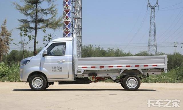 鑫源T3L 搭载宁德时代第三代41.86度电池，续航290公里。
装得多、拉得重、跑得远
额定1.2t最大1.5t。机械防护性强：IP68防护；自带“底盘装甲”
不惧15mm以下碎石。同级功能最丰富全