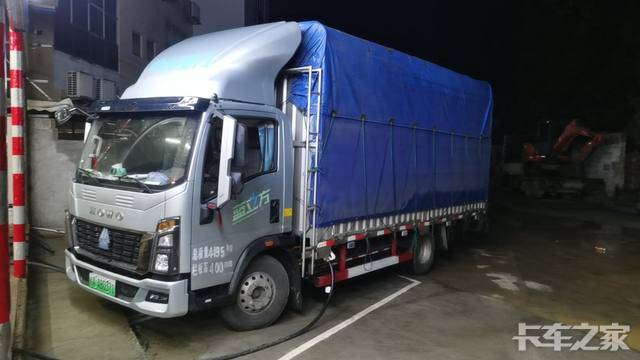 买了两个多月，说说感受吧
工况：全程高速80-85码左右，发车3吨货，空车回，每天来回700+公里，电池151度极限350公里趴窝，具体没试过趴窝，最长335公理进充电站了
线路：南宁-大化-河池-宜