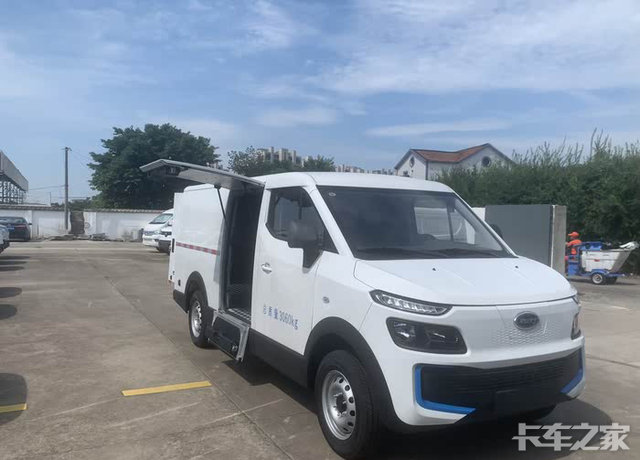 换开瑞海豚，运输效率翻倍
我干快递运输这行有些年头了，以前开普通小面包车，我干活是效率低还累得慌。那个车空间小得每次装货我都得绞尽脑汁，货多点就得跑好几趟，效率又低又累人。而且动力也是不行，拉上货爬坡