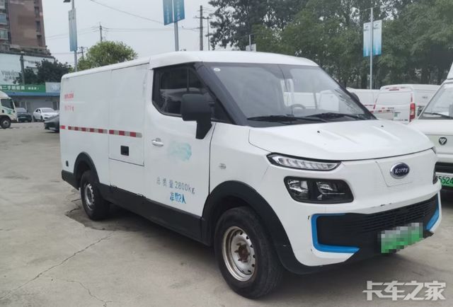 开瑞海豚带我快递配送效率翻倍！
干咱们快递这行，车就是咱吃饭的家伙。以前我开普通小面包车，那叫一个费劲，空间小、续航短、通过性还差，每次送货都像打仗一样，手忙脚乱还总出问题。后来咬咬牙换了开瑞海豚，好