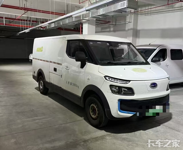 换开瑞海豚送快递，这效率绝了！
我干快递这行有些年头了，之前开的普通小面包车，真是一言难尽。每次派件的时候，看着那小山一样的包裹，心里就发愁，车小装不下，一趟趟来回跑，一天下来累得够呛，效率还特别低。