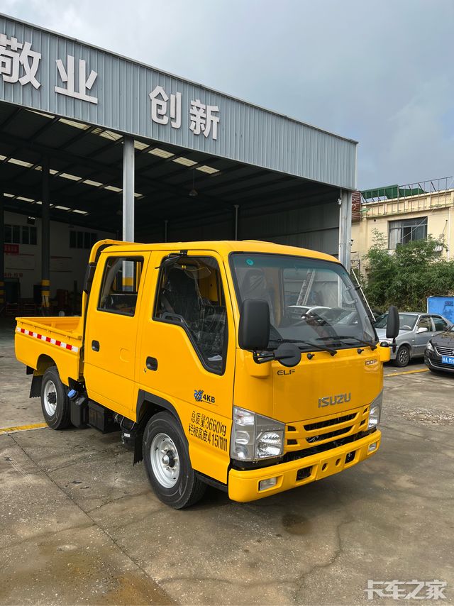 庆铃五十铃100P双排后单轮栏板车是一款实用的轻卡。外观上，采用经典家族式设计，辨识度高。内饰升级，科技感与年轻化元素相融合。动力方面，搭载五十铃4KK1柴油发动机，排量2.5L，最大马力120匹，国