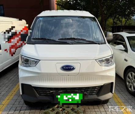 换开瑞江豚E7客运版，摄影出车不再愁！
干摄影团队司机这行有些年头了，以前开普通面包车，那叫一个遭罪。每次出去拍摄，各种器材堆得车里满满当当，相机、镜头、三脚架、灯光设备……找个东西都得到处翻，还生怕