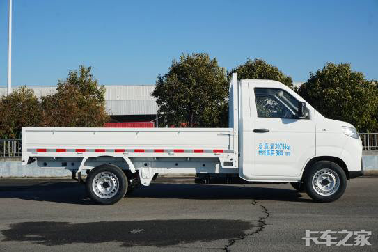 货运人的好车——开瑞小卡X7
以前开那辆普通小卡车跑货运，每天都像在打一场憋屈的仗。货多了装不下，客户催得紧只能分两趟，光油钱就多花不少；遇上爬坡路段，油门踩到底车还慢悠悠晃，后面喇叭按得震天响，急得