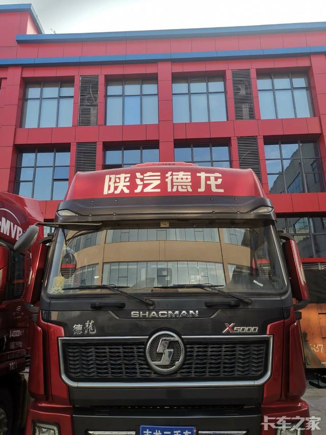 【陕汽X5000 480马力红色二手车｜擎动梦想 实力再出发】
尊享高效物流利器！这台陕汽德龙X5000 480马力红色牵引车，以澎湃动力与瞩目颜值强势登场！搭载黄金动力链，480大马力发动机匹配法士