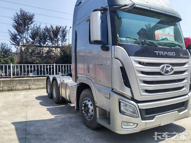 货车高低档切换需结合车速、载重和路况，核心是“平顺衔接、避免顿挫”，以下是关键技巧：
 
1. 基础操作原则
 
- 切换时机：车速是核心依据，通常低速档（L档）用于起步、爬坡、载重或低速行驶（≤30