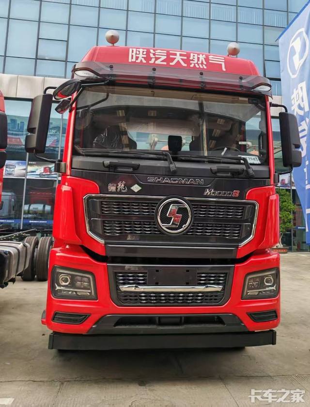 《陕汽德龙M3000S：安全配置升级，出行无忧有保障》

外观设计 
 
陕汽德龙M3000S外观造型前卫有型，与陕汽X5000有相似之处。前脸采用节浪式黑色U型格栅，搭配LED菱形大灯及镀铬装饰，极