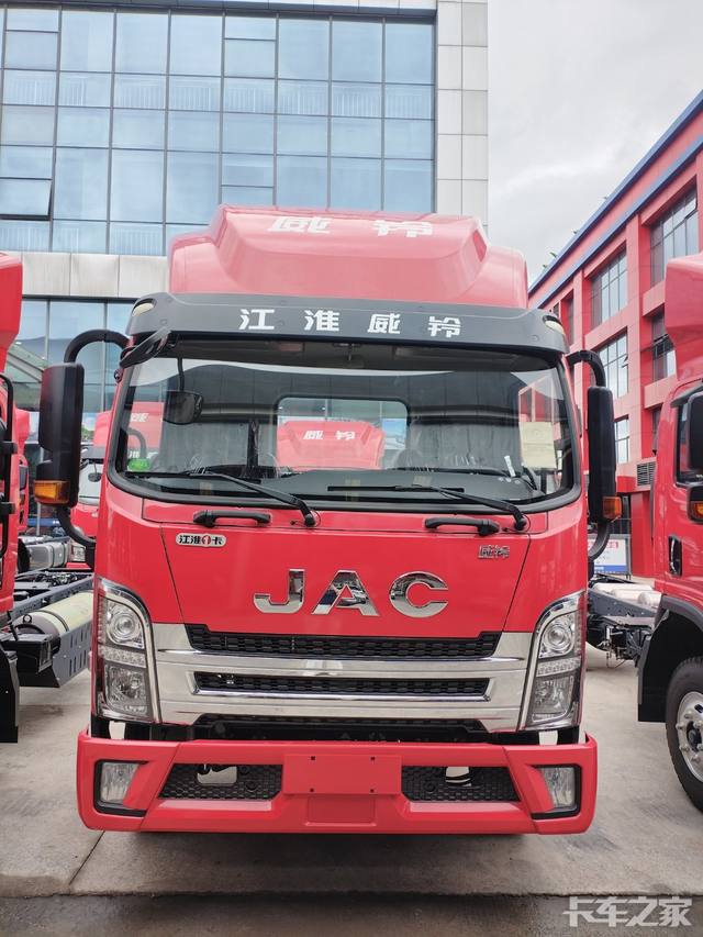 江淮威铃K7轻卡底盘清仓大促，错过再等一年！
 
各位老板们，注意啦！现江淮威铃K7轻卡底盘清仓处理，超值好价，欲购从速！
 
产品特点与配置
 
1. 强劲动力：提供多种动力选择，搭载安徽康明斯HF