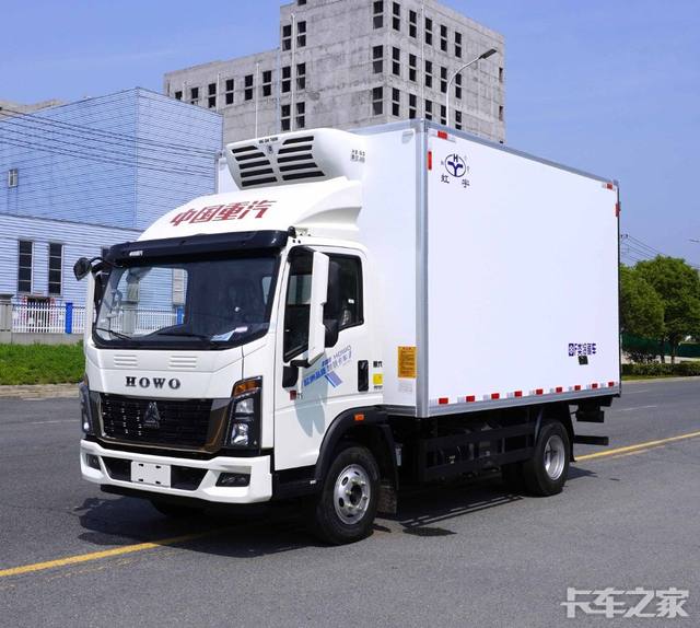 重汽统帅T5宽体冷藏车
 4米2宽体冷藏车，蓝牌中的“重载王”！
2.35米加宽厢体，装货空间更大；
2080宽体豪沃驾驶室，750轮胎、加宽后桥、后轮距稳如牛！
拉得多、跑得稳、冷链运输更给力！