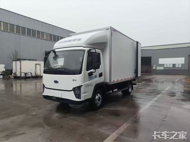续航给力制冷快！零米轻卡真让冷链司机省心！
老铁们，跑冷链最怕啥？就是货厢温度不稳和半路没电！我刚换的这辆零米轻卡冰河冷藏车，用了小半年，可算解决了这两大心病。
先说制冷速度，这车配了5550瓦大功率